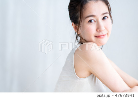 若い女性 47673941