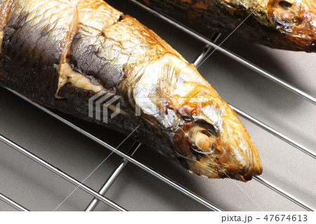 イワシの塩焼きの頭部のアップ。 イワシの塩焼きの頭部のアップ。 47674613