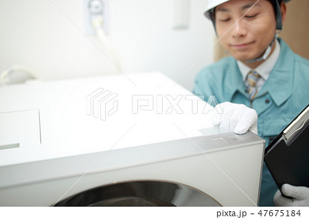 作業員 (業者 メンテナンス 修理 建築 建設 ビジネス 洗面所 脱衣所 コピースペース チェック) 47675184