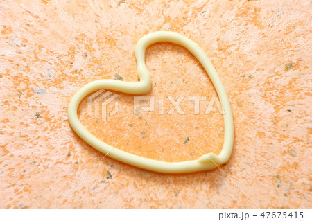 えびせんべいにマヨネーズで描かれたハートマーク。 47675415