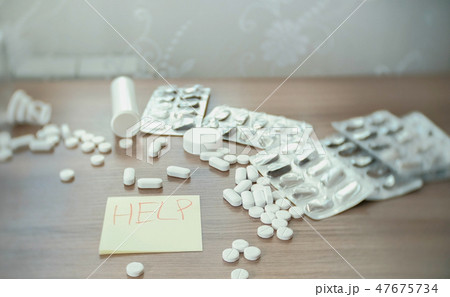 Men's hands close-up write on the sticker - help - slip and fall to the floor. concept of suicide 47675734