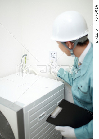 作業員 (業者 メンテナンス 修理 建築 建設 ビジネス 洗面所 脱衣所 コピースペース チェック) 47676016