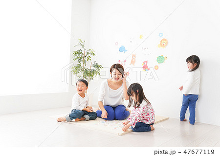 幼稚園の先生と子ども 47677119