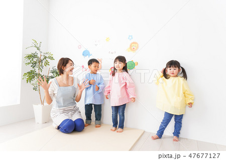 幼稚園の先生と子ども 幼稚園の先生と子ども 47677127