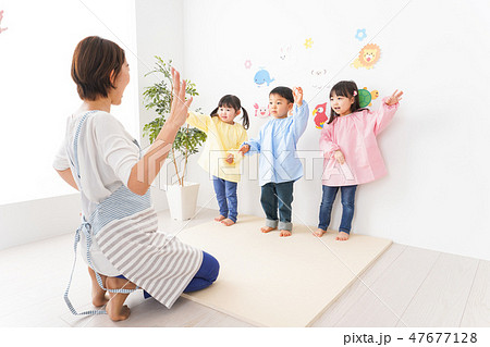 幼稚園の先生と子ども 幼稚園の先生と子ども 47677128