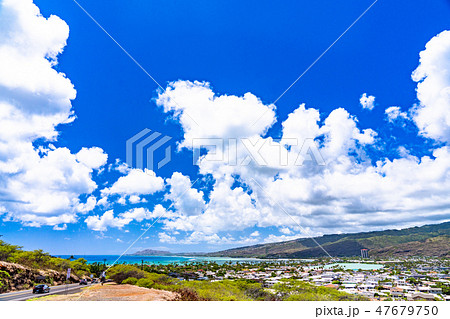ハワイ ホノルル 大空とハワイカイの街並みの写真素材