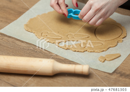 close up of female hands making cookies  47681303
