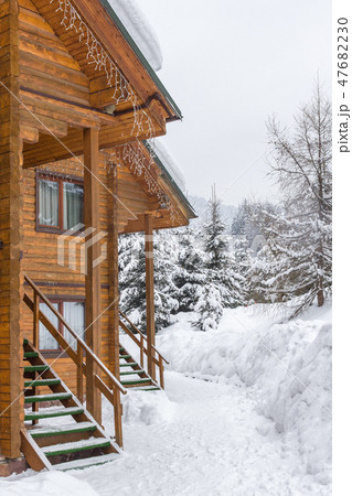 Two-storey cottages of logs 47682230