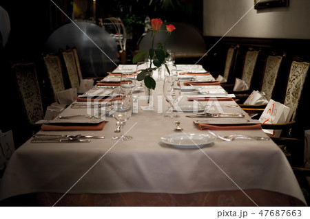 ディナーテーブル 47687663