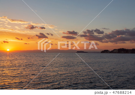 逗子マリーナから夕焼け富士山 47688214