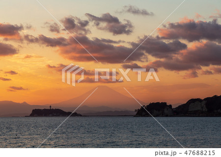 逗子マリーナから夕焼け富士山 47688215