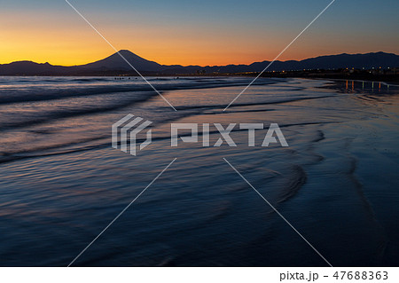 湘南海岸から夕焼けの渚に浮かぶ富士山 47688363