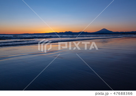 湘南海岸から夕焼けの渚に浮かぶ江の島 47688366