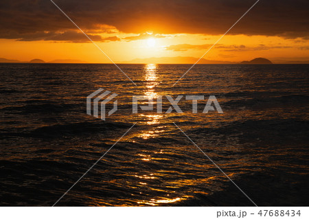 瀬戸内海と夕日 (愛媛県松前町) 瀬戸内海と夕日 (愛媛県松前町) 47688434