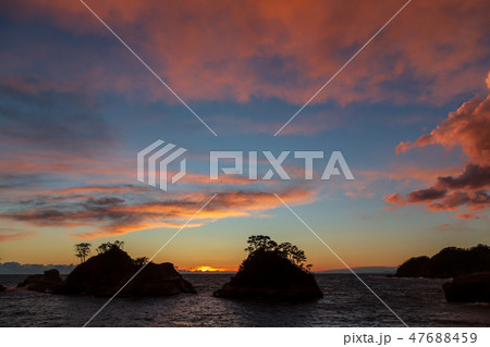 西伊豆堂ヶ島から夕日と夕焼けの写真素材