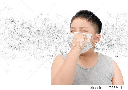 Boy wearing protective mask to protect pollution 47689114