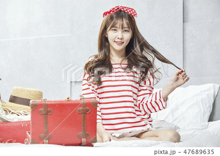 若い女性 笑顔 微笑 47689635