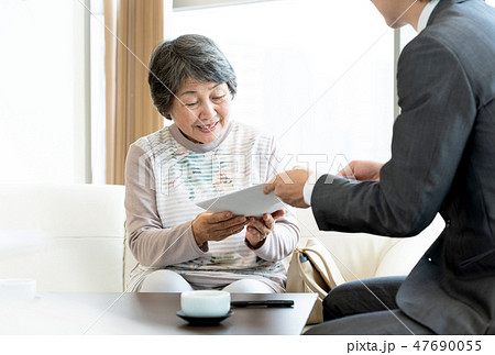契約するシニア 47690055