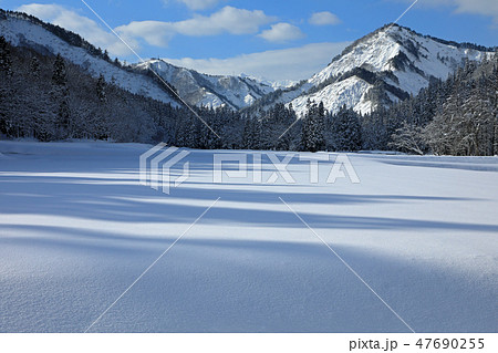 冬晴れの里山、雪原と奥山　福島県只見町 47690255