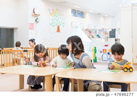 保育園、保育士、乳幼児、遊ぶ 47690277