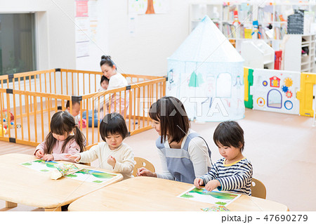 保育園、保育士、乳幼児、遊ぶ 47690279