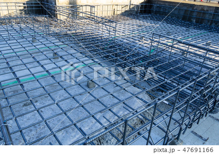 基礎工事中の一戸建て住宅 床の配筋 基礎工事中の一戸建て住宅 床の配筋 47691166