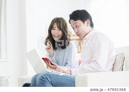 パソコンで検索する若い夫婦 発見 パソコンで検索する若い夫婦 発見 47691368