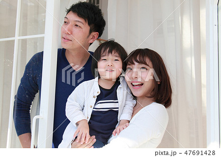 親子 窓辺 47691428