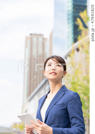 ビジネスウーマン　タブレット 47691820