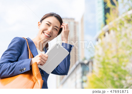 ビジネスウーマン　タブレット 47691871