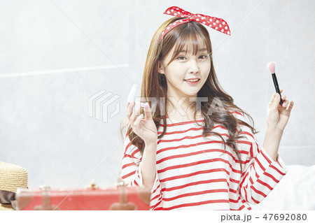 若い女性 韓国人 旅行用バッグ 47692080