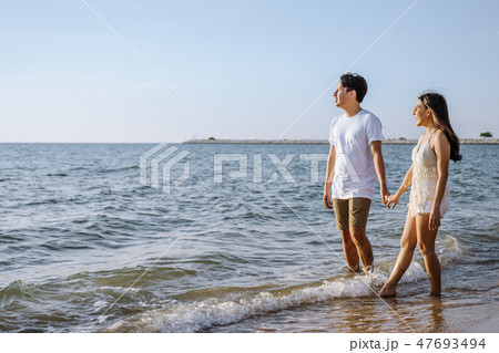 Asian couple are happy with love on the beach Asian couple are happy with love on the beach 47693494