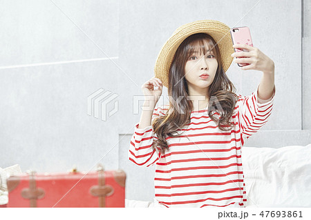 若い女性 長い髪 ロングヘア 47693861