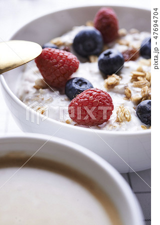 muesli with youghurt and berries 47694704