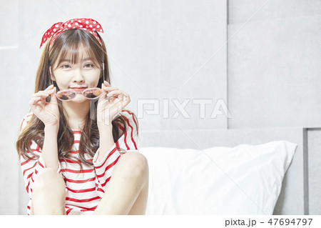 若い女性 韓国人 ポーズ 47694797