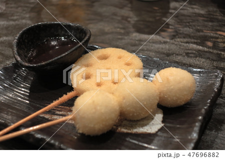 レトロ感のある旅先での夕食「蓮根とうずら卵の串揚げ」 47696882