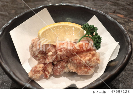 レトロ感のある旅先での夕食「鶏の唐揚げ」 レトロ感のある旅先での夕食「鶏の唐揚げ」 47697128