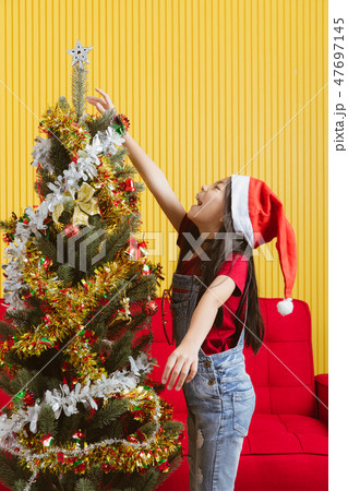 Little girl and Christmas tree Little girl and Christmas tree 47697145
