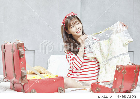 若い女性 笑顔 微笑 47697308