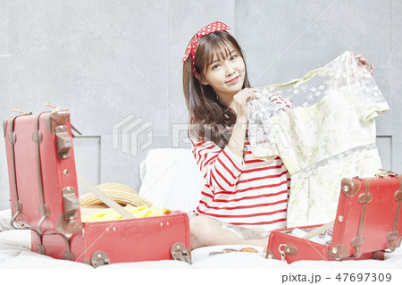 若い女性 韓国人 旅行用バッグ 47697309