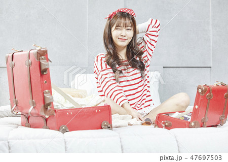 若い女性 韓国人 旅行用バッグ 47697503