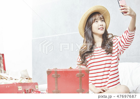 若い女性 笑顔 微笑 47697687