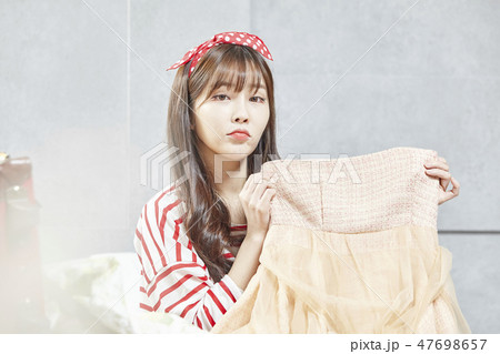 若い女性 韓国人 服 47698657