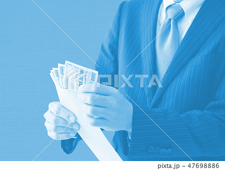 お金を持つビジネスマン お金を持つビジネスマン 47698886