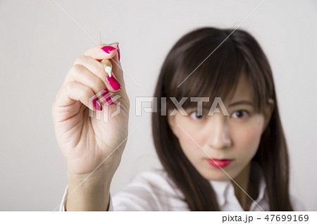 ダーツをする女性 47699169