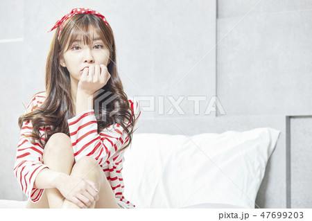 若い女性 韓国人 ベッド 47699203