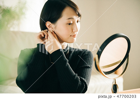 イヤリングを身につける若い日本人女性 47700203