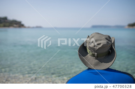 Tourist with a hat on a sea shore 47700328