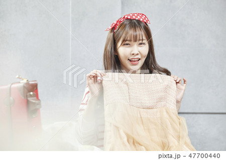 若い女性 笑顔 微笑 47700440