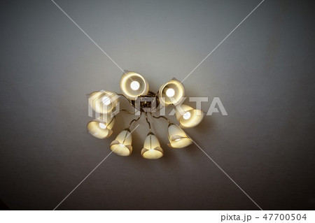 円形に配置されたランプ 47700504